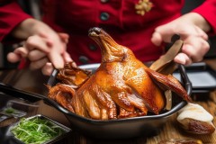 余霜为FLY战队介绍北京烤鸭与驴打滚，中外文化交流中的美食盛宴